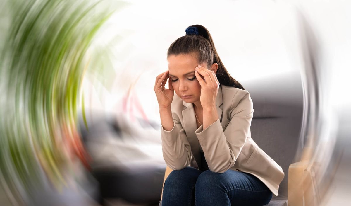 Mujer sufriendo vértigo | Dr. Jesús Avelar | Otorrinolaringólogo 