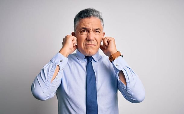 Dr. Jesús Avelar | Otorrinolaringólogo | Hombre sufriendo tinnitus